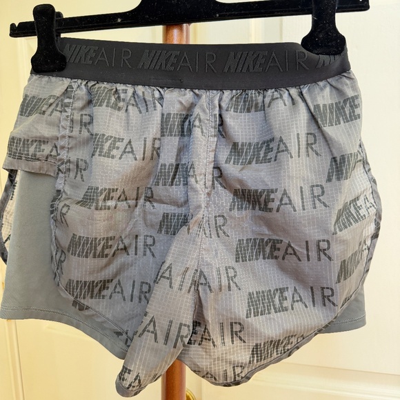 Nike Women’s 2in1 Shorts with Logo – 3.5" inseam - Picture 2 of 2